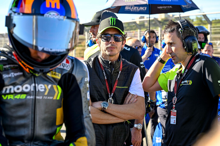 Valentino Rossi im Grid von Valencia: Zwischen Bruder Luca Marini und Crew-Chief David Munoz