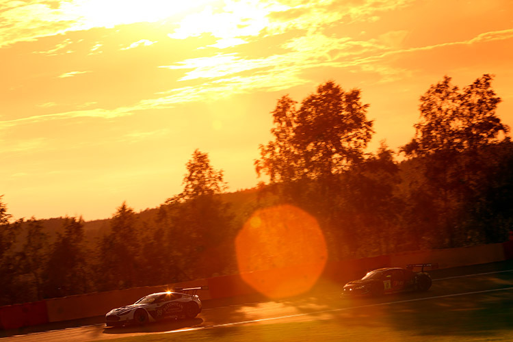 Langstrecken-Kitsch: Mücke im Aston Martin beim Sonnenuntergang