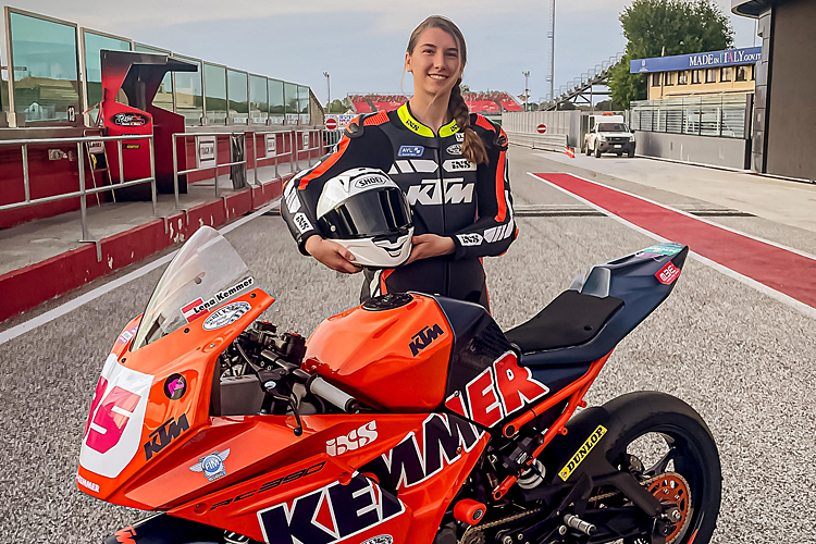 Lena Kemmer und ihre KTM RC390