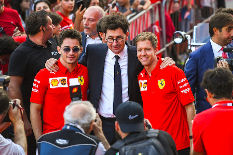 Mattia Binotto mit Charles Leclerc und Sebastian Vettel