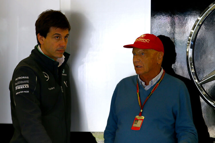 Niki Lauda und Toto Wolff mussten in der Box lange warteb bis es endlich weiterging