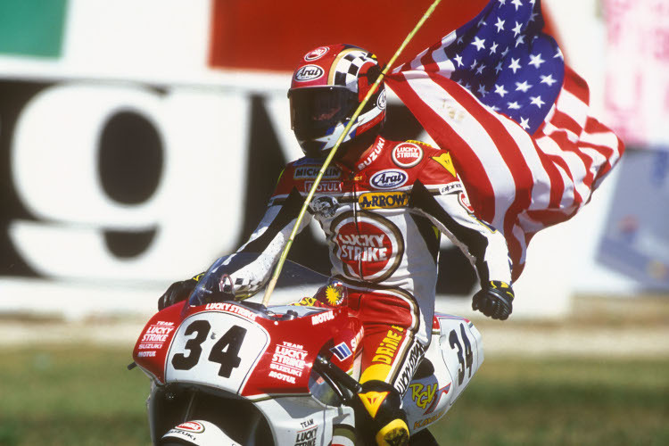 1993: Kevin Schwantz hält die US-amerikanische Fahne hoch