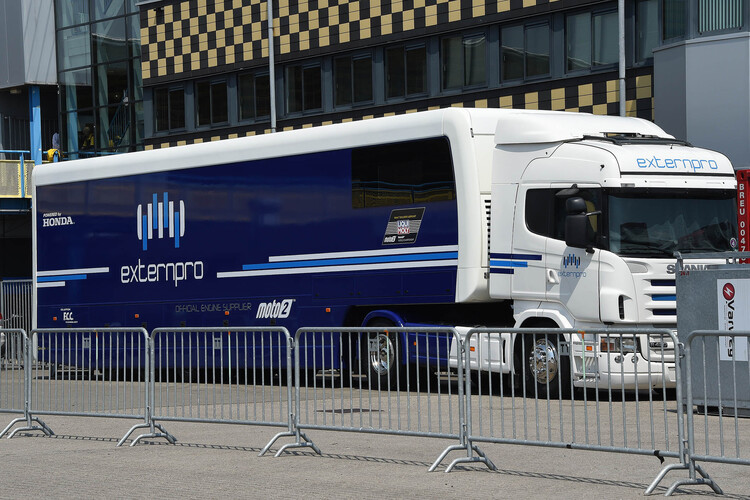 In diesem Truck kommen die Motoren zu den Moto2-WM-Läufen