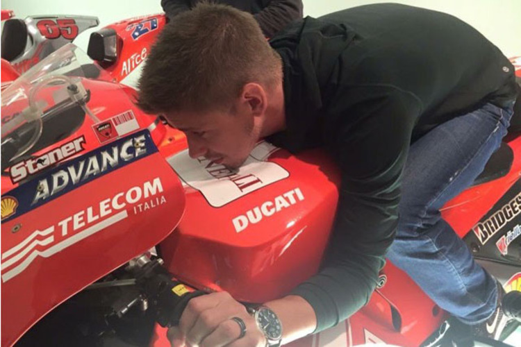 Casey Stoner im Dezember: Erstes Probesitzen auf seiner alten Ducati von 2007