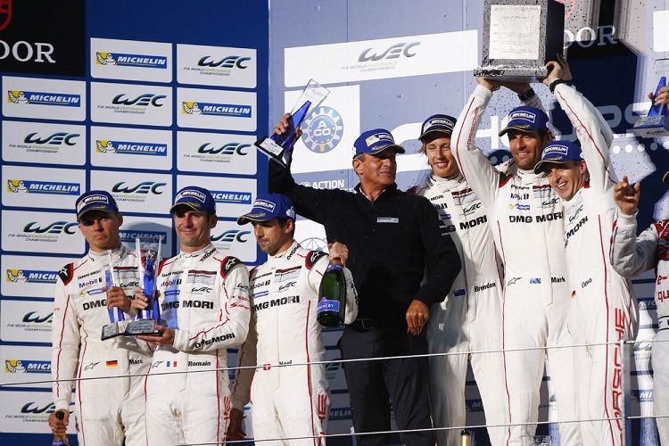 Die glücklichen Doppelsieger aus Fuji: (v. li.) Lieb, Dumas, Jani, Fritz Enzinger (Leiter LMP1) sowie Hartley, Webber und Bernhard