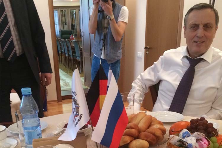 Der Präsident lud persönlich zum Frühstück in die Plechanov-Uni