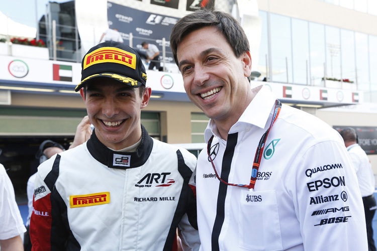 Esteban Ocon nach seinem GP3-Titelgewinn mit Mercedes-Renndirektor Toto Wolff