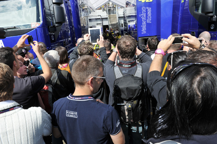 Fans vor Rossi Box