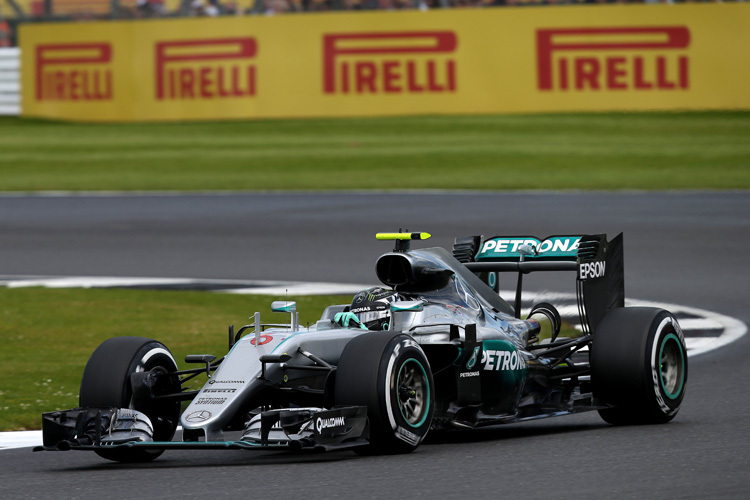 Bangen um Strafe: Nico Rosberg testet sein Renngetriebe von Silverstone am Trainingsfreitag