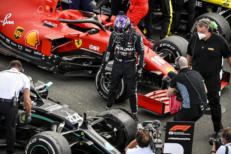 Lewis Hamilton betrachtet nach dem Silverstone-GP seinen linken Vorderreifen