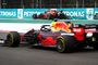 Albon in der Pistenbegrenzung, vorne rauscht Verstappen