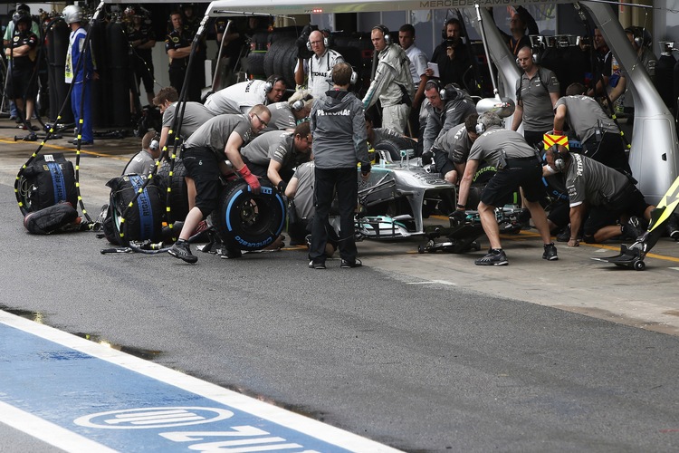 Nico Rosberg beim Reifenwechsel