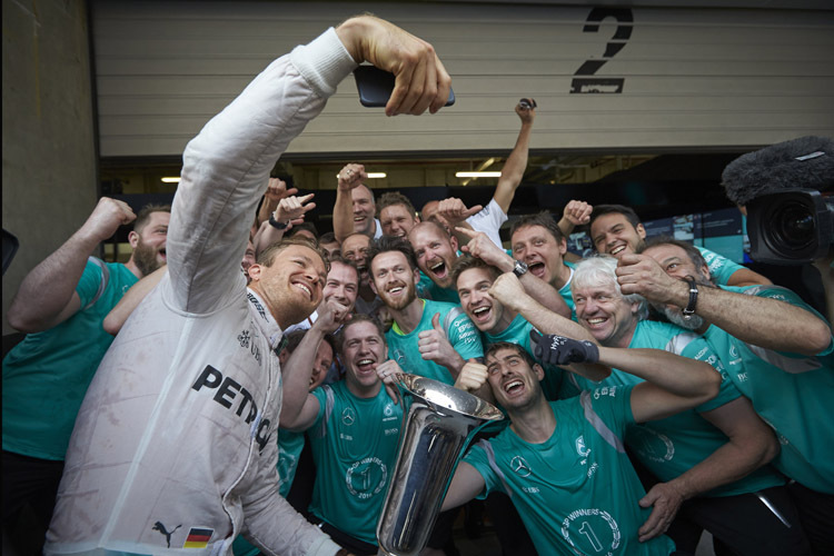 China-GP-Sieger Nico Rosberg: Selfie mit dem Team