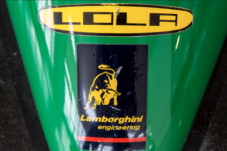 Der Kampfstier von Lamborghini auf dem Larrousse-Lola