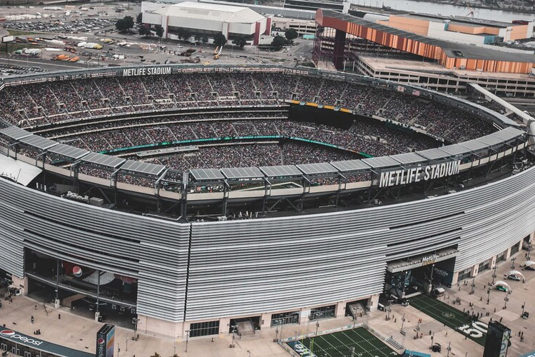 Im offenen Metlife Stadium von East Rutherford wird der 16. WM-Lauf ausgetragen