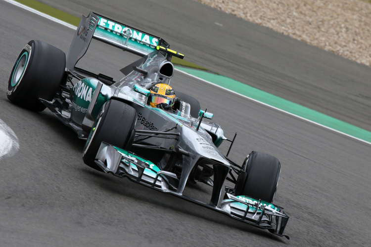 Lewis Hamilton taucht in die erste Kurve hinein