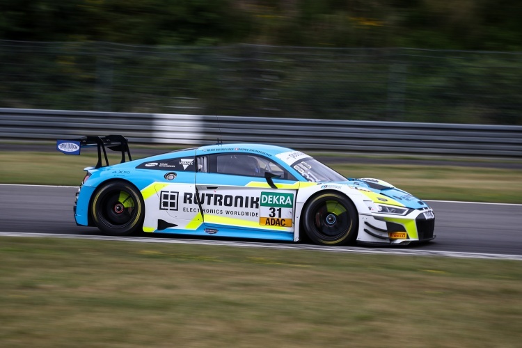 Einer der Audi R8 LMS von Rutronik Racing aus der Saison 2020 im ADAC GT Masters