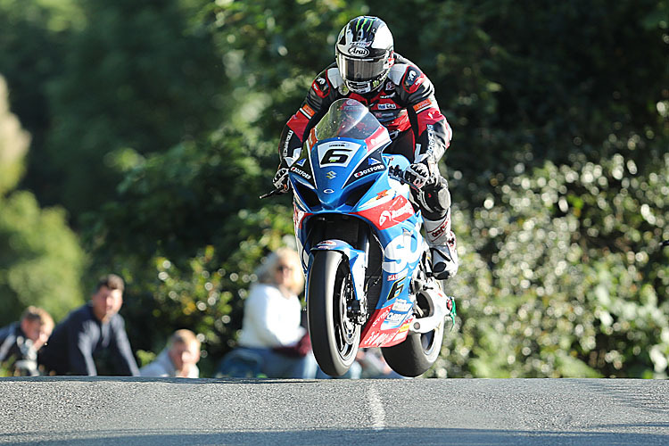 Michael Dunlop beim Sprung über die berühmte Ballaugh Bridge