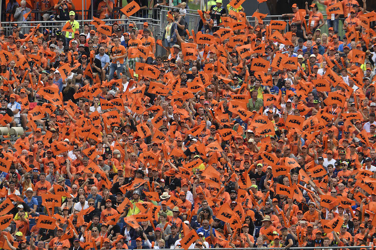 Unter Gleichgesinnten: Auf der KTM-Tribüne fühlen sich die Fans der Österreicher wohl