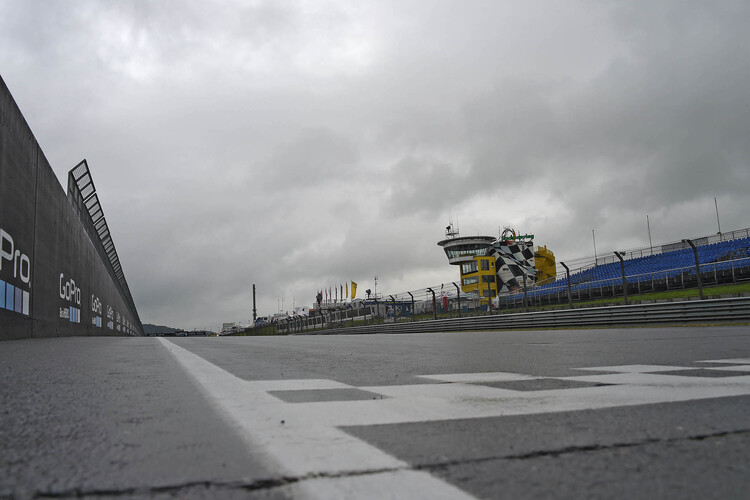 10 Uhr auf dem Sachsenring am Donnerstag: Dunkle Wolken, heftiger Regen