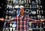 Am Dienstag posierte Sebastian Vettel noch vor der Trophäen-Wand in der Eingangshalle des Formel-1-Werks in Milton Keynes