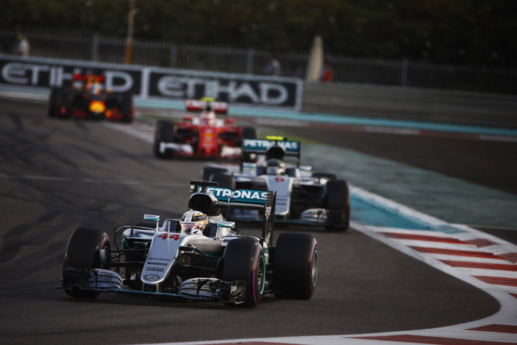 Lewis Hamilton sicherte sich in Abu Dhabi seinen zehnten GP-Sieg, den Titel holte aber Nico Rosberg mit dem zweiten Platz
