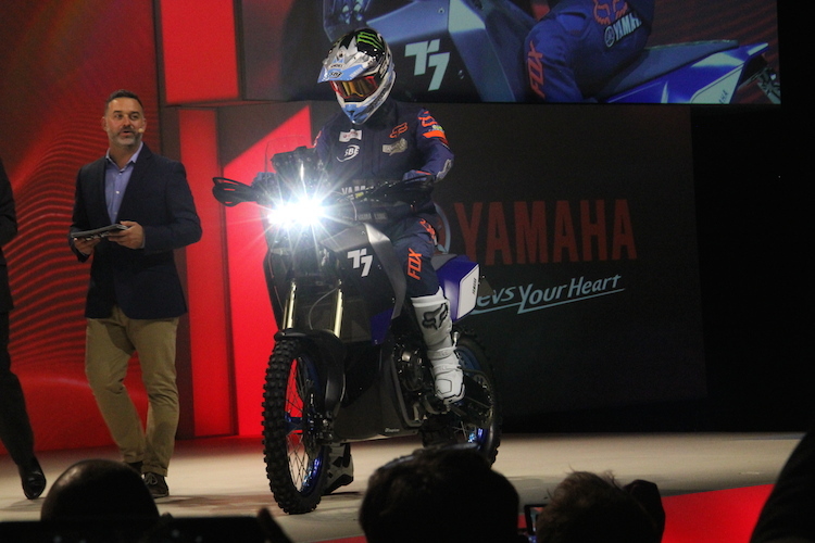 Überraschung: Rallye-Werksfahrer Adrien van Beveren fährt die Yamaha T7 auf die Bühne