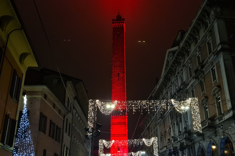 «Torre degli Asinelli» ganz in rot