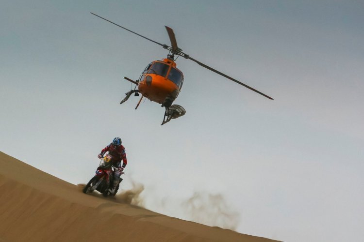 Hätten es die Dakar-Stars ohne die Hilfe vom Helikopter ins Ziel geschafft? 
