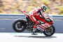 Davide Giugliano balanciert öfters am Limit