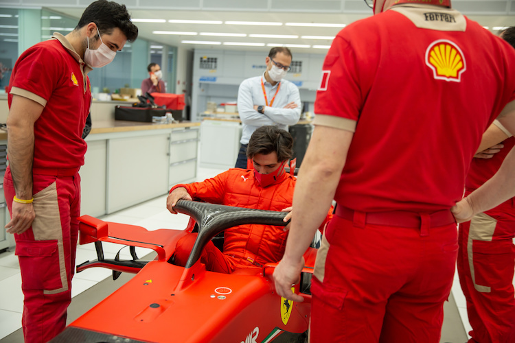 Carlos Sainz bei der Sitzprobe im Ferrari-Rennwagenwerk