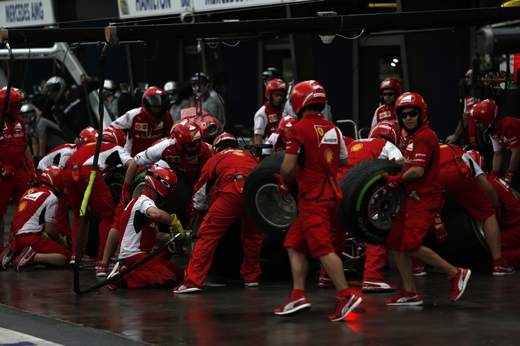 Das Ferrari-Team beim Reifenwechsel