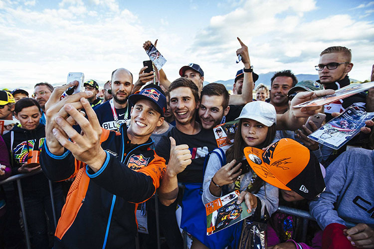 Pol Espargaró erfreute die KTM-Fans mit zahlreichen Autogrammen und Fotos