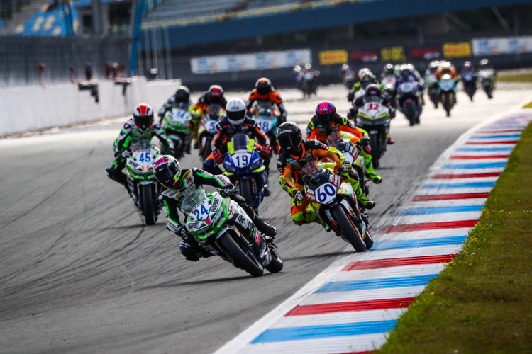 Die Meute der Supersport 300 in Assen kurz nach dem Start