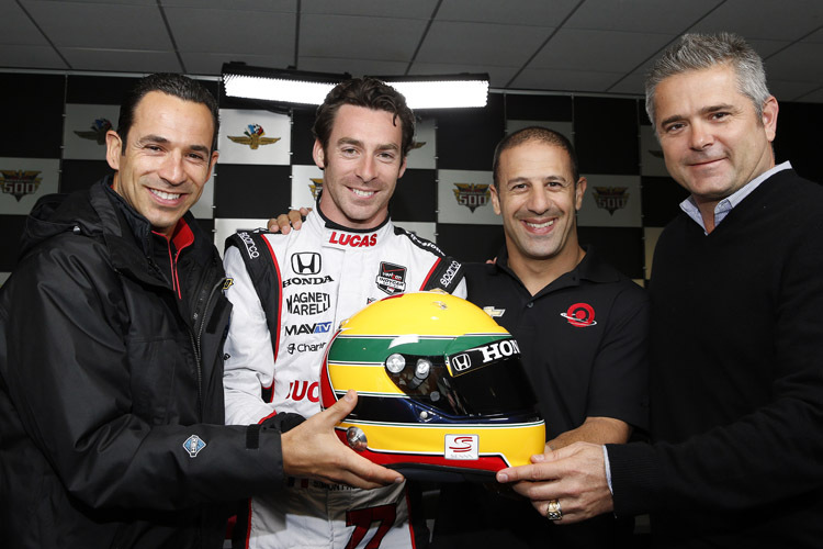 (v.l.) Helio Castroneves, Simon Pagenaud, Tony Kanaan und Gil de Ferran präsentieren Pagenauds speziellen Senna-Helm