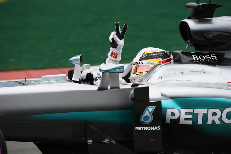 V für Victory: Aber Lewis Hamilton meinte, es geht noch schneller