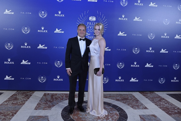 Valtteri Bottas holte sich den Preis in Begleitung seiner schönen Gattin Emilia Pikkarainen ab