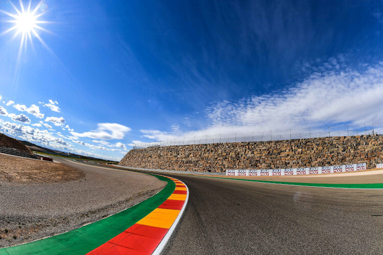 Die Sonne schein zwar über dem MotorLand Aragón, die Temperaturen lassen aber zu wünschen übrig