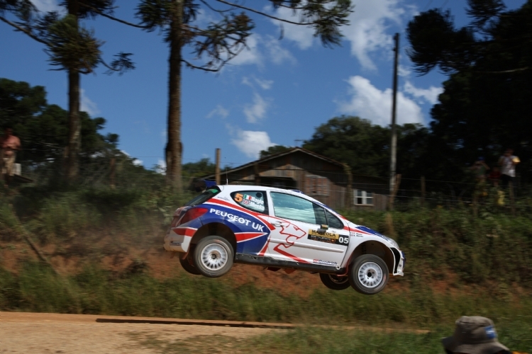 Meeke fliegt zum ersten IRC-Triumph.
