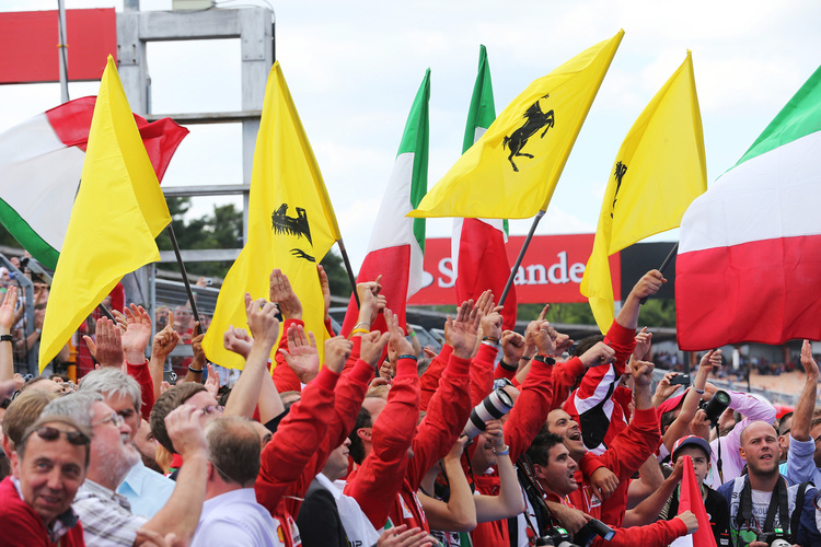 Das Ferrari-Team feiert seinen Helden Fernando Alonso
