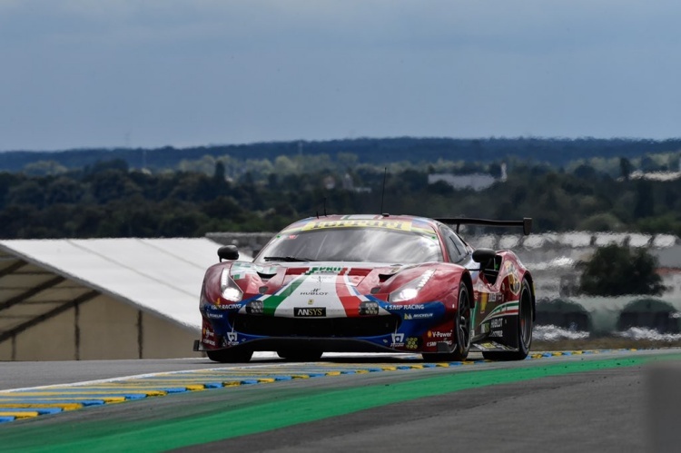 Hoch in Richtung Dunlop-Bogen: Der Ferrari von AF Corse