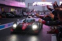 Umjubelter Sieg für den Toyota TS050 Hybrid von Sébastien Buemi, Anthony Davidson und Kazuki Nakajima