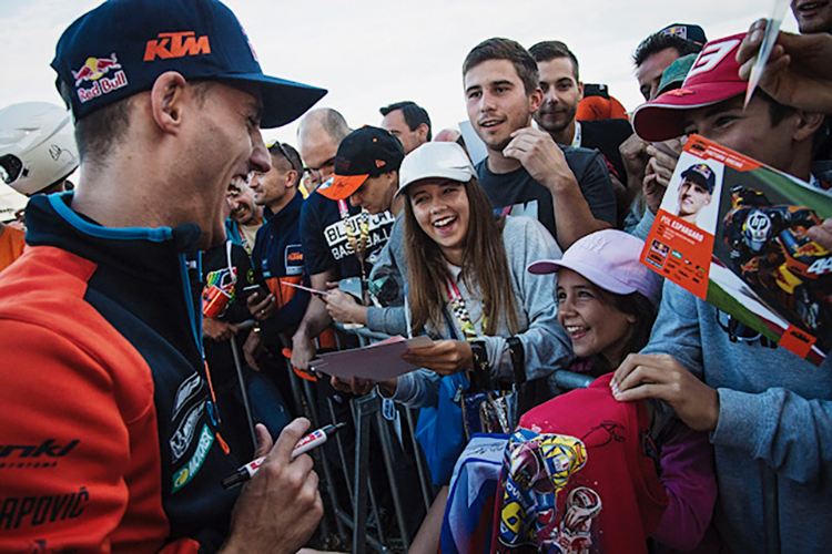 KTM-Pilot Pol Espargaró mit den MotoGP-Fans
