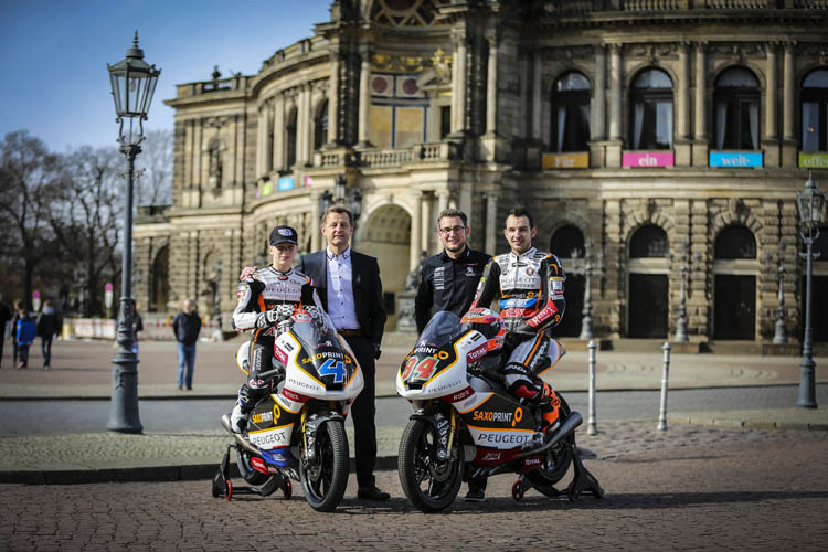 Pukkinen, Ingo und Florian Prüstel sowie Kornfeil vor dem Semper Oper in Dresden