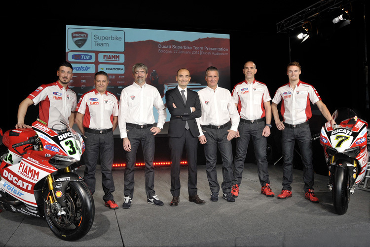 Die versammelte Ducati-Führungsspitze sowie die beiden Werksfahrer