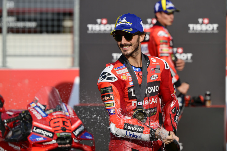Pecco Bagnaia feiert seinen Sprint-Sieg in Motegi