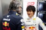 Yuki Tsunoda mit Red Bull Racing-Teamchef Laurent Mekies