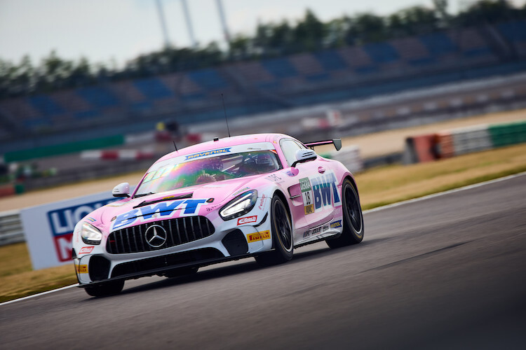 Erstmals siegt ein pinker Mercedes-AMG GT4 von BWT Mücke Motorsport in der ADAC GT4 Germany