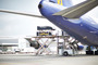 Die 919 Hybrid werden in Frankfurt-Hahn in den Bauch einer Boeing 747 verladen