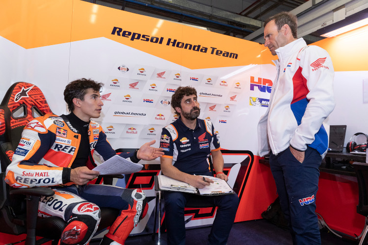 Marc Márquez im Gespräch mit Crew-Chief Santi Hernandez und Teammanager Alberto Puig (rechts)